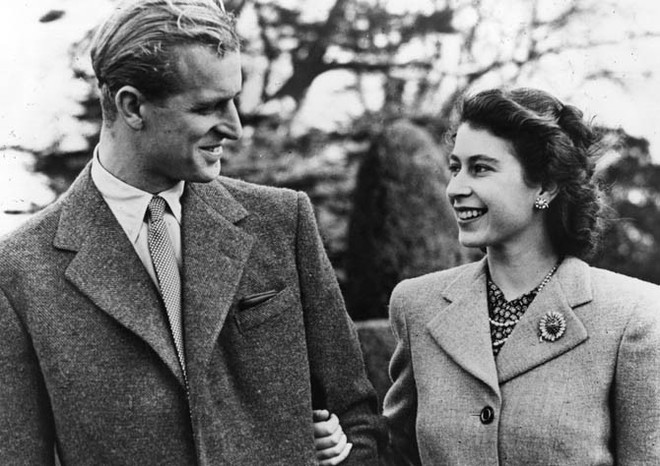 23rd November 1947: Official photograph of Princess Elizabeth and her husband on honeymoon at Broadlands, Romsey, Hampshire. (Photo by Central Press/Getty Images)