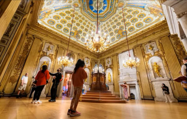 Kid exploring the Inside of Kensington Palace