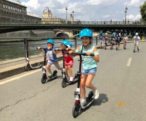 Откройте для себя Париж на колесах: Захватывающий семейный тур на скутере