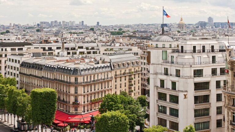 Фасад отеля Barriere Le Fouquet's в Париже