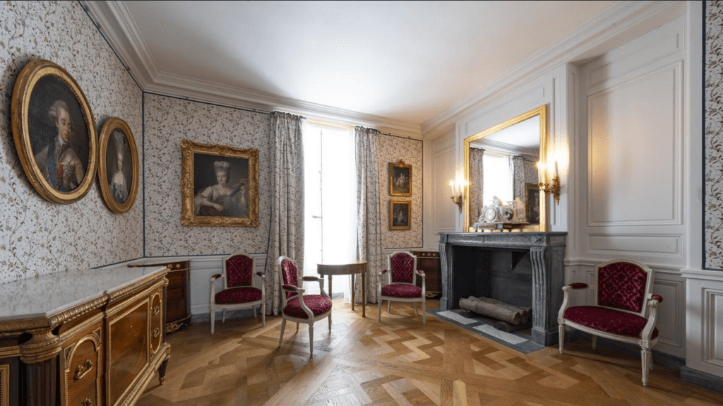 Exclusive visit of Marie Antoinette's Private Rooms at Palace of Versailles Tour