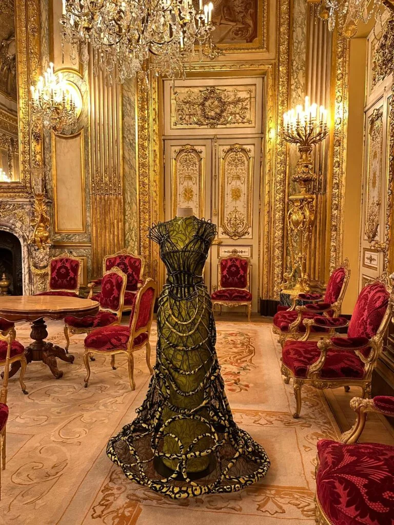 Выставка от кутюр в Лувре в Париже