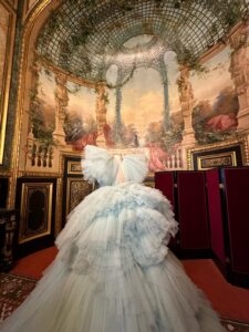 Выставка от кутюр в Лувре в Париже 2025