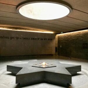 Внутри мемориала Шоа