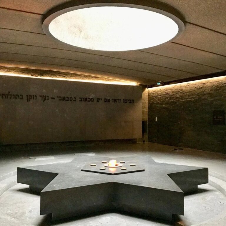 Внутри мемориала Шоа