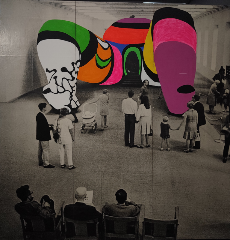 Одна из эксгибиционистских экспансий на выставке Ники де Сен-Фалль, Жана Тингели, Понтуса Хультена в Гран-Пале