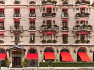 Фасад отеля Plaza Athénée