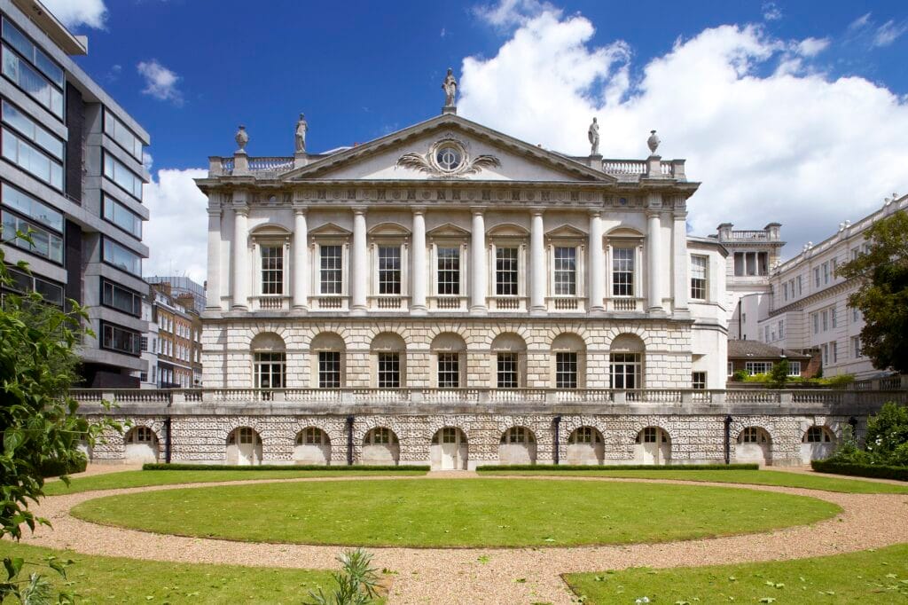 Фасад Спенсер Хаус Лондон