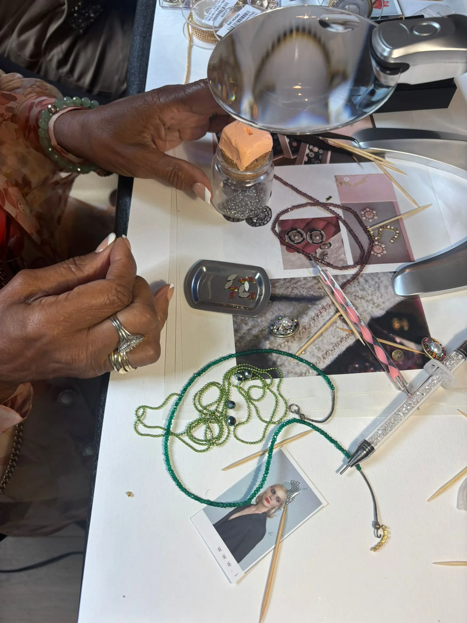 Частная мастерская вышивки в Париже в École Lesage.