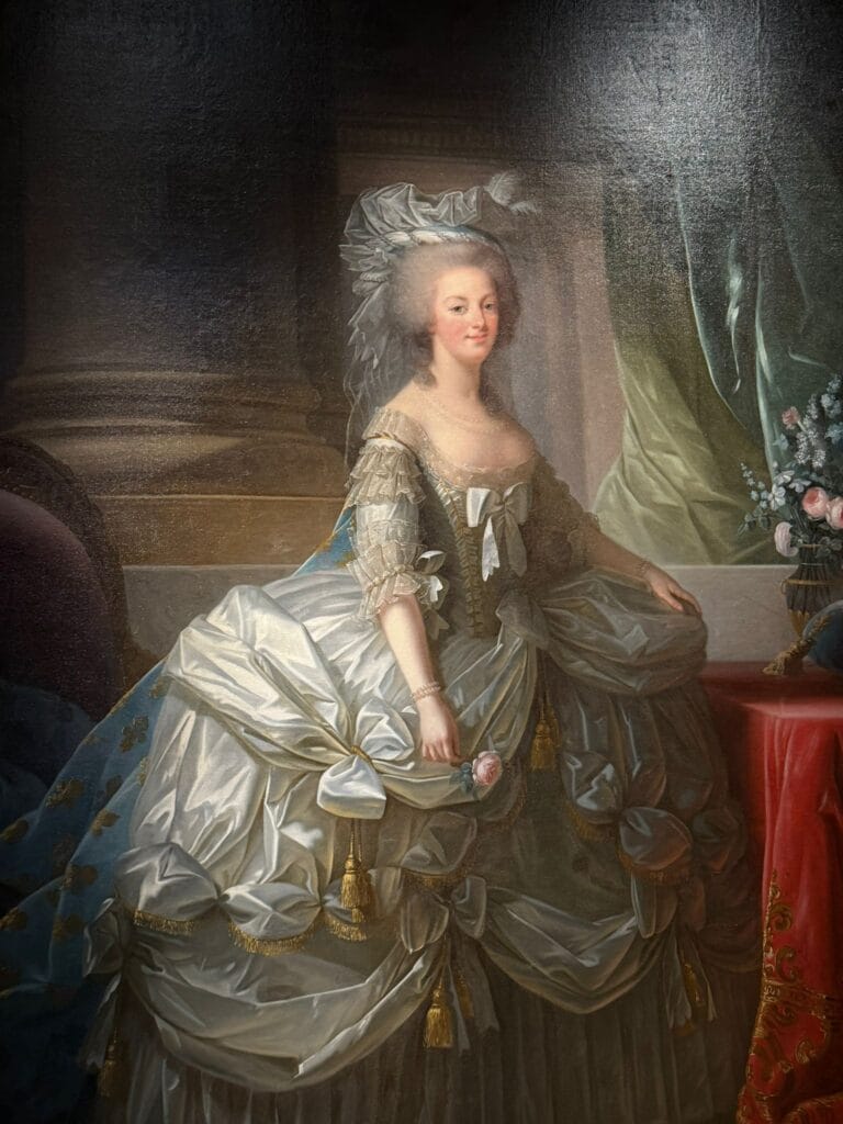 Портрет Марии Антуанетты на выставке "Мария Антуанетта" в музее V&A в Лондоне