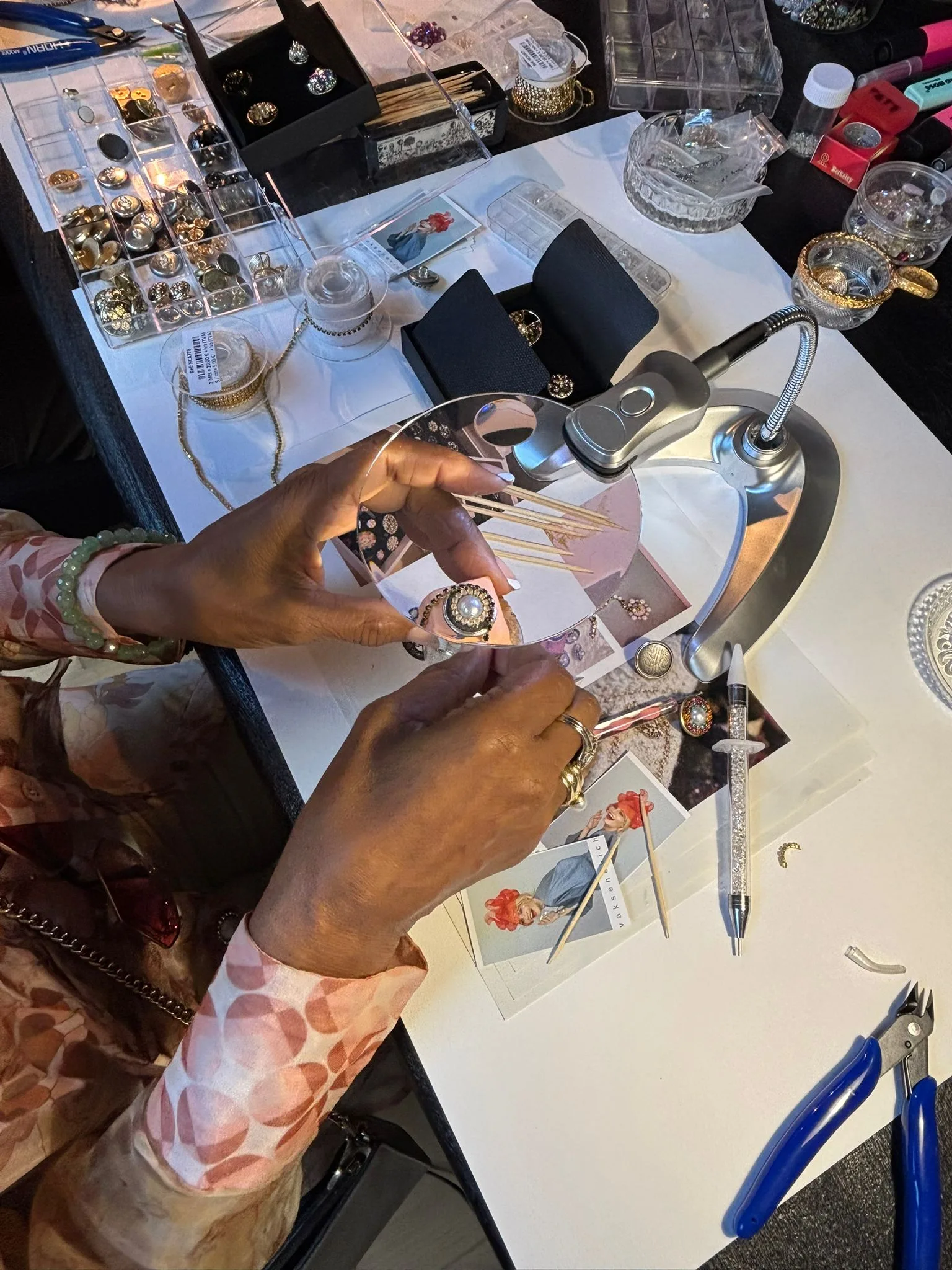 Частная мастерская вышивки в Париже в École Lesage.