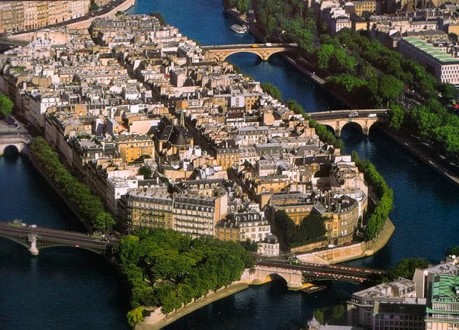 Парижский остров Сен-Луи, вид с воздуха. Экскурсия по средневековому Парижу