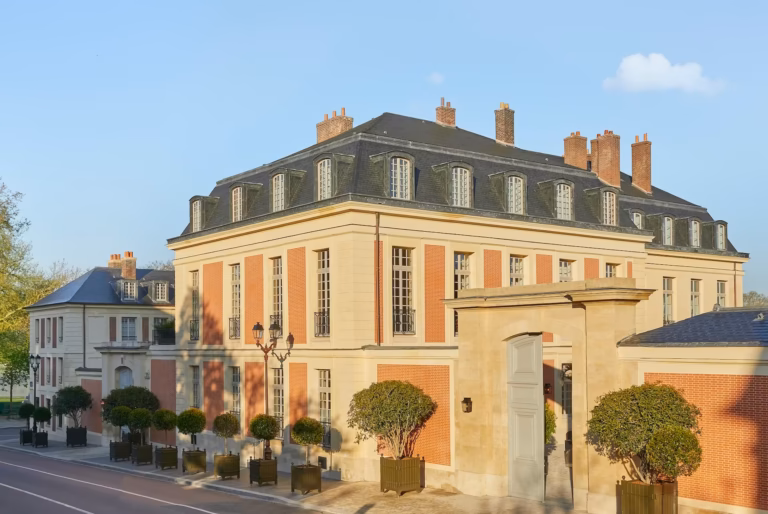 Airelles Le Grand Contrôle facade